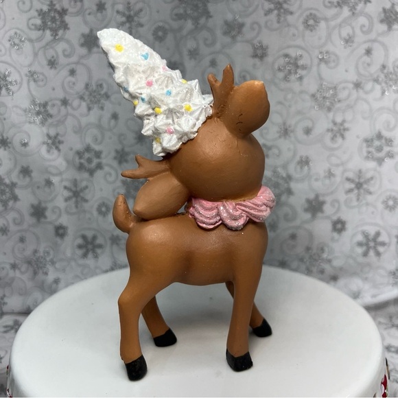 Kitschy Retro Vintage Inspired Sweet Treat Reindeer w/ White Frosting Hat - Picture 10 of 12